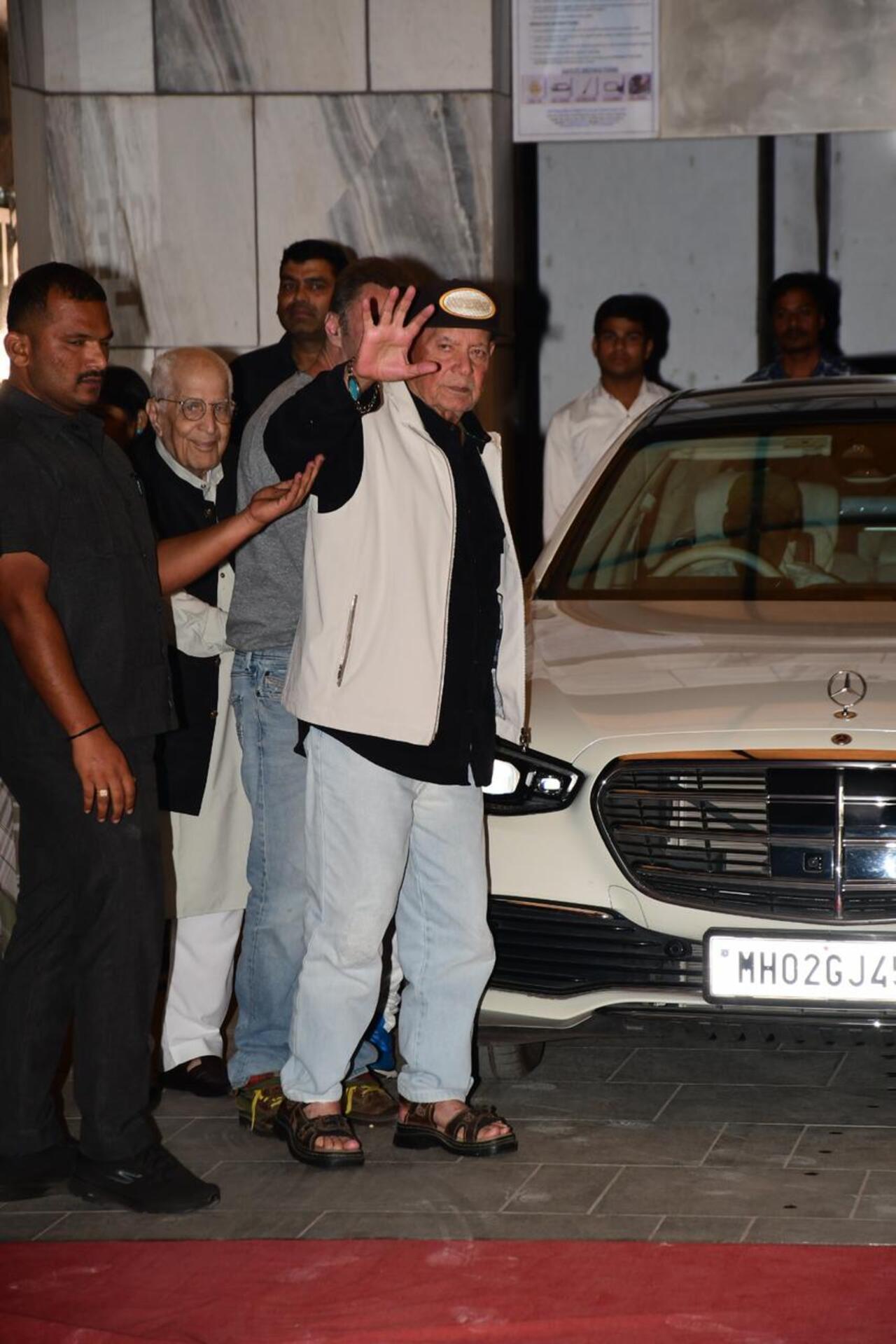 <p>Writer Salim Khan was seen waving to the paparazzi as he arrived to attend his wife Helen`s birthday bash</p>